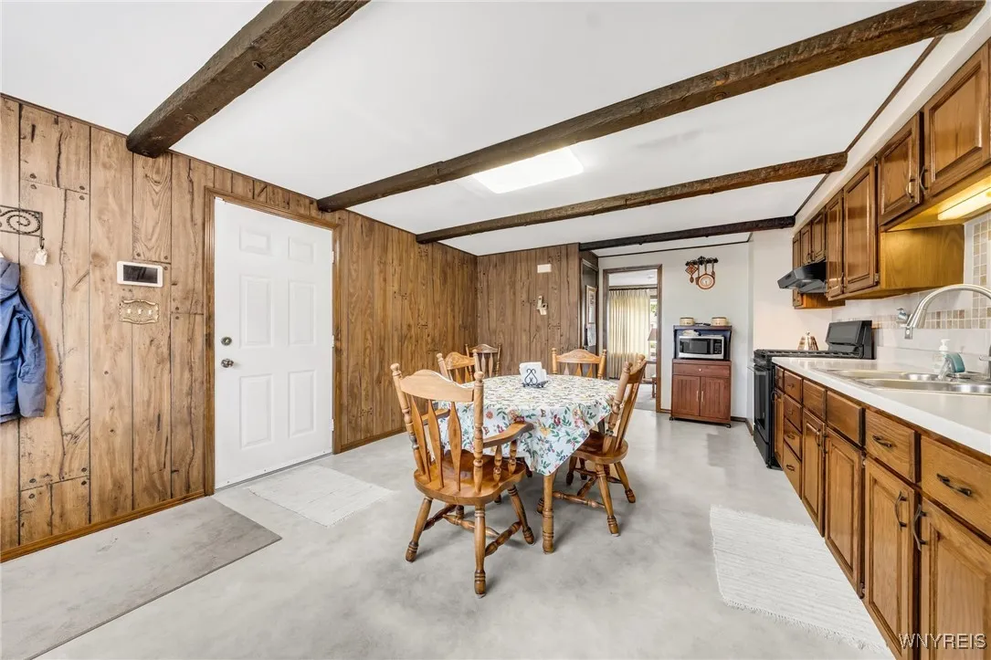 Off the kitchen is the 3-season Florida Room