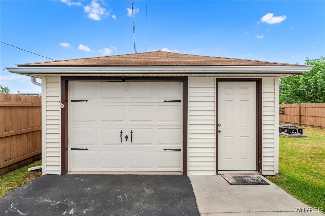 Detached, ready for your auto or more summer entertaining space
