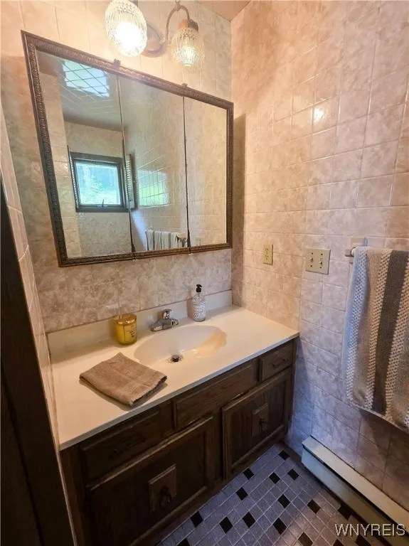 PRIMARY EN-SUITE FULL BATH