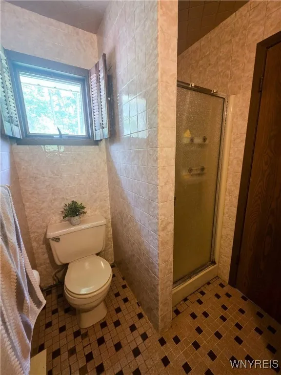 PRIMARY EN-SUITE FULL BATH