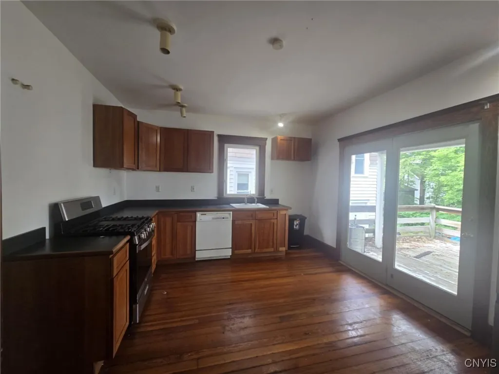 826 Lancaster Avenue, Syracuse, New York 13210, Syracuse, New York 13210, 4 Bedrooms Bedrooms, 8 Rooms Rooms,1 BathroomBathrooms,Residential,For Sale,826 Lancaster Avenue, Syracuse, New York 13210,S1622113