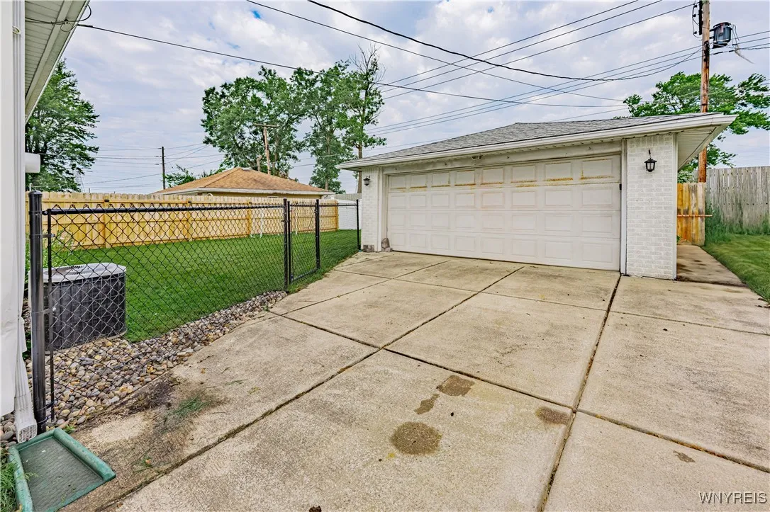 24 Ceil Drive, Cheektowaga, New York 14227, Cheektowaga, New York 14227, 3 Bedrooms Bedrooms, 5 Rooms Rooms,2 BathroomsBathrooms,Residential,Closed,24 Ceil Drive, Cheektowaga, New York 14227,0,B1621951