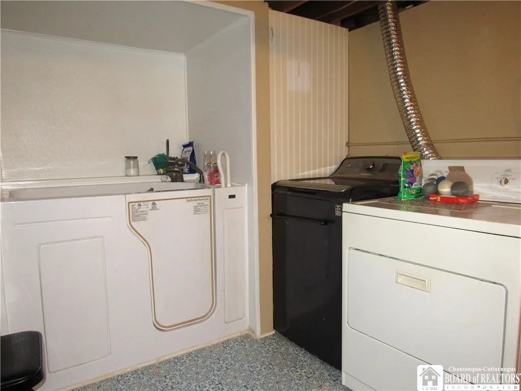 345 East Virginia Boulevard, Jamestown, New York 1, Jamestown, New York 14701, 4 Bedrooms Bedrooms, 8 Rooms Rooms,2 BathroomsBathrooms,Residential,For Sale,345 East Virginia Boulevard, Jamestown, New York 1,R1621978