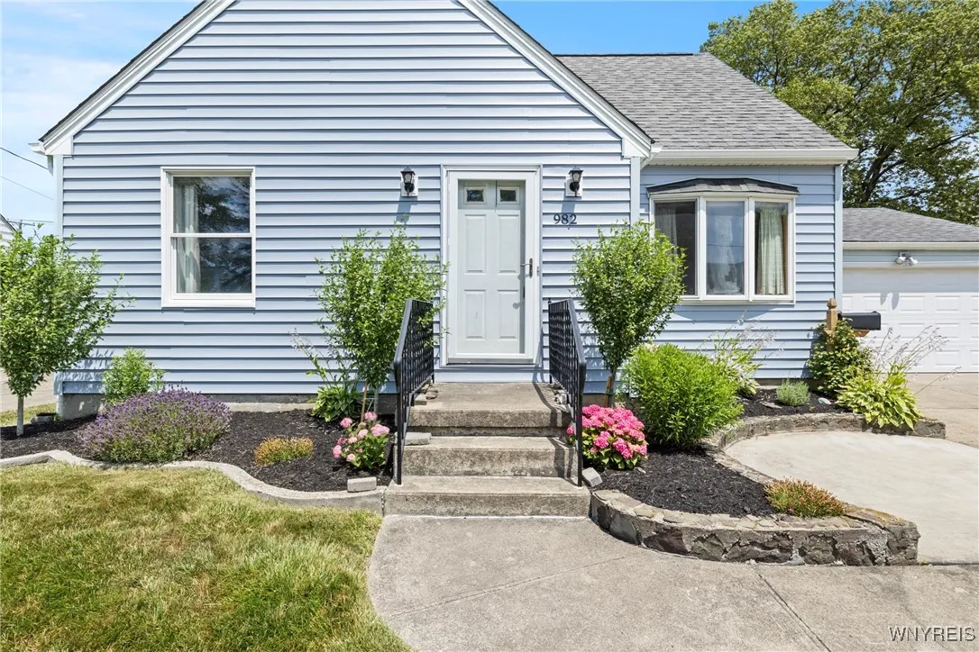 982 Pioneer Drive, North Tonawanda, New York 14120, North Tonawanda, New York 14120, 4 Bedrooms Bedrooms, 7 Rooms Rooms,1 BathroomBathrooms,Residential,For Sale,982 Pioneer Drive, North Tonawanda, New York 14120,B1621180