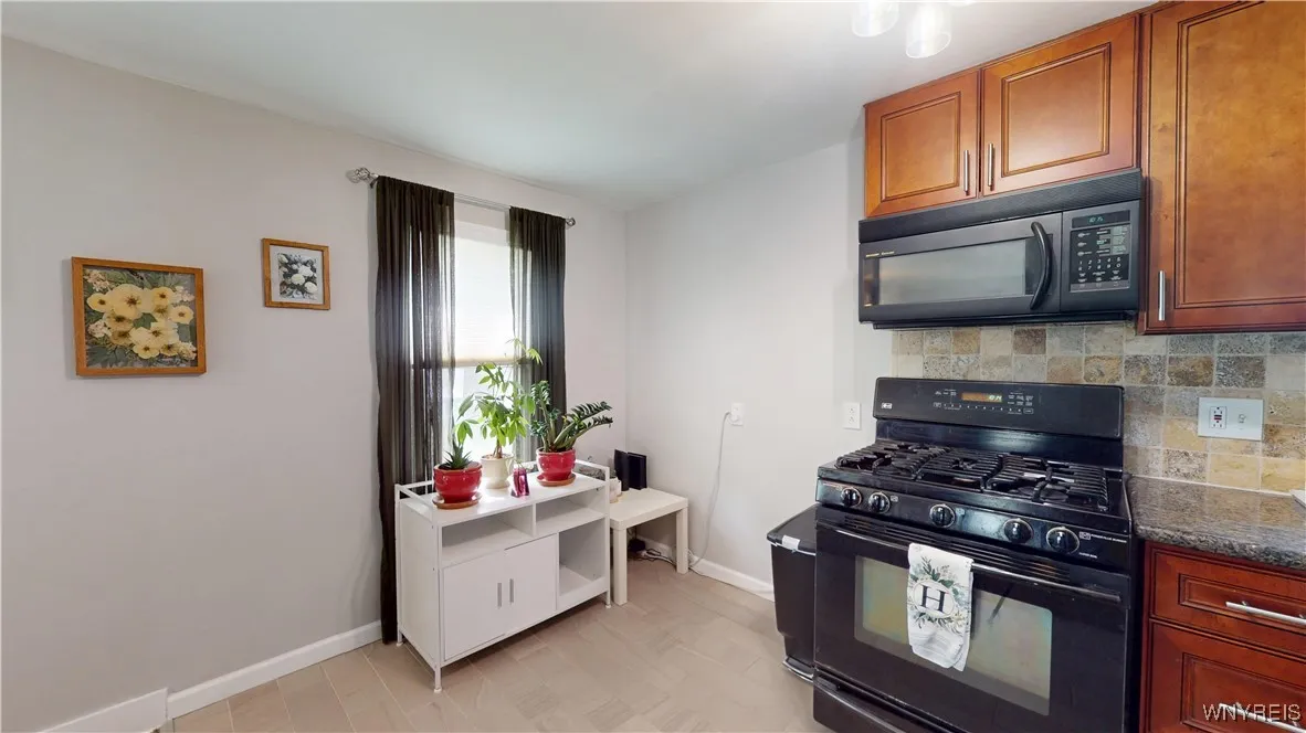 Kitchen - Big enough for a table