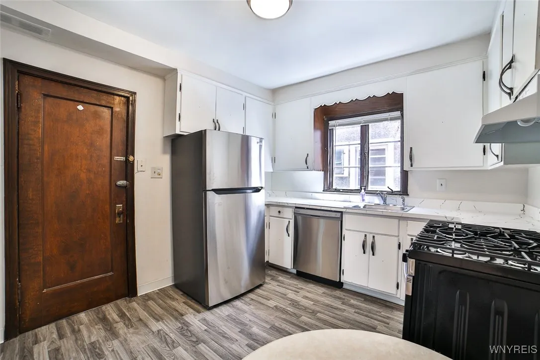 24 North Park Avenue 1, Buffalo, New York 14216, Buffalo, New York 14216, 3 Bedrooms Bedrooms, 6 Rooms Rooms,1 BathroomBathrooms,Residential Lease,For Rent,24 North Park Avenue 1, Buffalo, New York 14216,B1619562