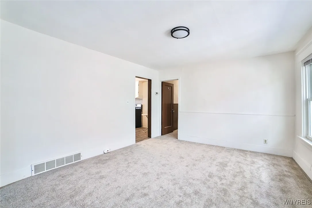 24 North Park Avenue 1, Buffalo, New York 14216, Buffalo, New York 14216, 3 Bedrooms Bedrooms, 6 Rooms Rooms,1 BathroomBathrooms,Residential Lease,For Rent,24 North Park Avenue 1, Buffalo, New York 14216,B1619562