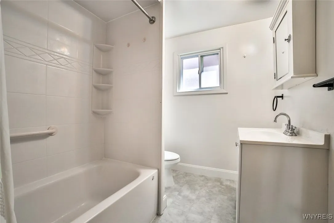 24 North Park Avenue 1, Buffalo, New York 14216, Buffalo, New York 14216, 3 Bedrooms Bedrooms, 6 Rooms Rooms,1 BathroomBathrooms,Residential Lease,For Rent,24 North Park Avenue 1, Buffalo, New York 14216,B1619562
