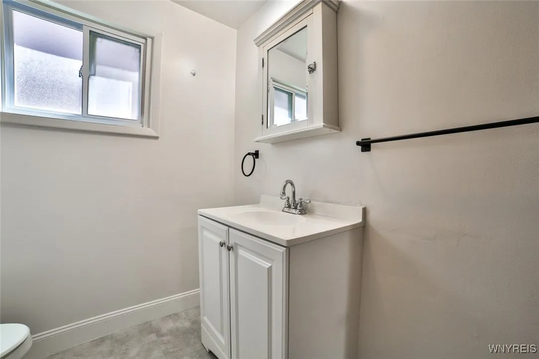 24 North Park Avenue 1, Buffalo, New York 14216, Buffalo, New York 14216, 3 Bedrooms Bedrooms, 6 Rooms Rooms,1 BathroomBathrooms,Residential Lease,For Rent,24 North Park Avenue 1, Buffalo, New York 14216,B1619562