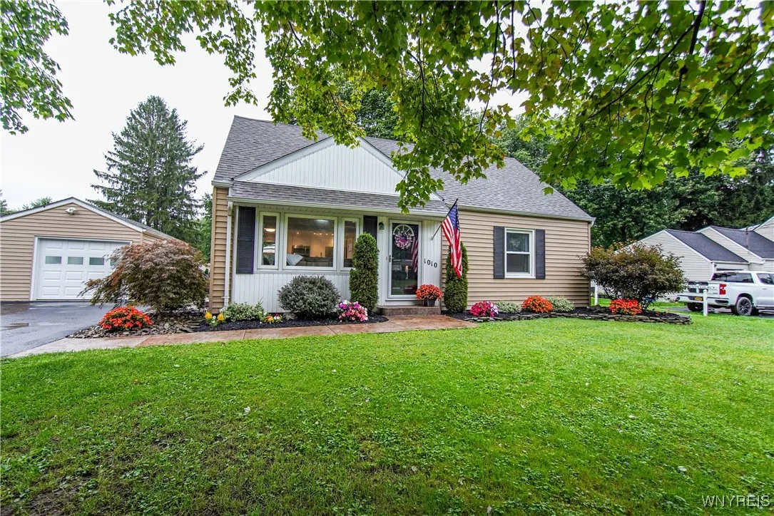 1010 Clearvue Drive, Alden, New York 14004, Alden, New York 14004, 4 Bedrooms Bedrooms, 9 Rooms Rooms,2 BathroomsBathrooms,Residential,For Sale,1010 Clearvue Drive, Alden, New York 14004,B1620914