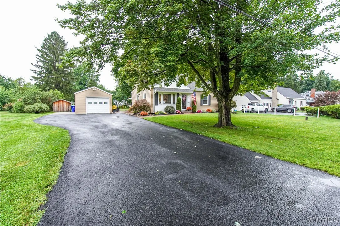 1010 Clearvue Drive, Alden, New York 14004, Alden, New York 14004, 4 Bedrooms Bedrooms, 9 Rooms Rooms,2 BathroomsBathrooms,Residential,For Sale,1010 Clearvue Drive, Alden, New York 14004,B1620914