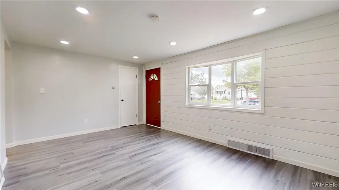 370 West W Girard Boulevard, Tonawanda, New York 1, Tonawanda, New York 14217, 3 Bedrooms Bedrooms, 5 Rooms Rooms,1 BathroomBathrooms,Residential,For Sale,370 West W Girard Boulevard, Tonawanda, New York 1,B1622339
