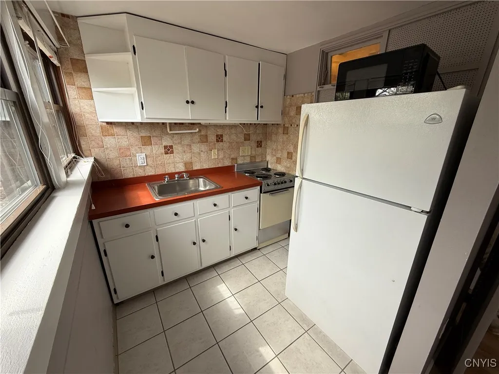 120 Hasbrouck Street 11, Syracuse, New York 13206, Syracuse, New York 13206, 1 Bedroom Bedrooms, 3 Rooms Rooms,1 BathroomBathrooms,Residential Lease,For Rent,120 Hasbrouck Street 11, Syracuse, New York 13206,S1622381