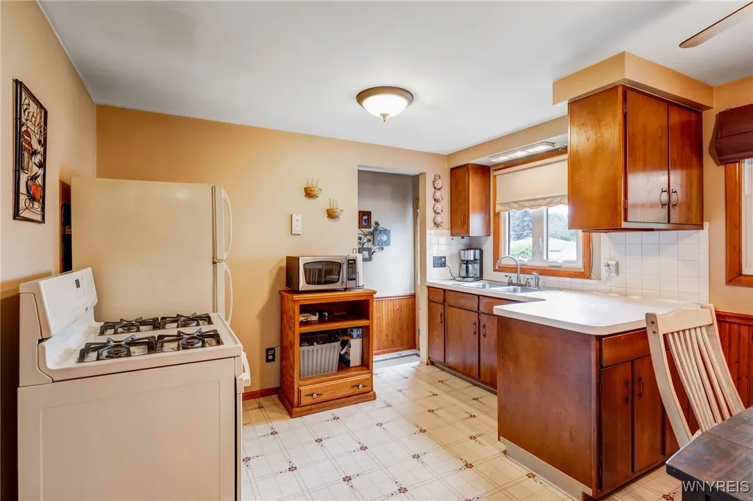 7 Cannas Court, Cheektowaga, New York 14227, Cheektowaga, New York 14227, 3 Bedrooms Bedrooms, 6 Rooms Rooms,1 BathroomBathrooms,Residential,Closed,7 Cannas Court, Cheektowaga, New York 14227,0,B1622367