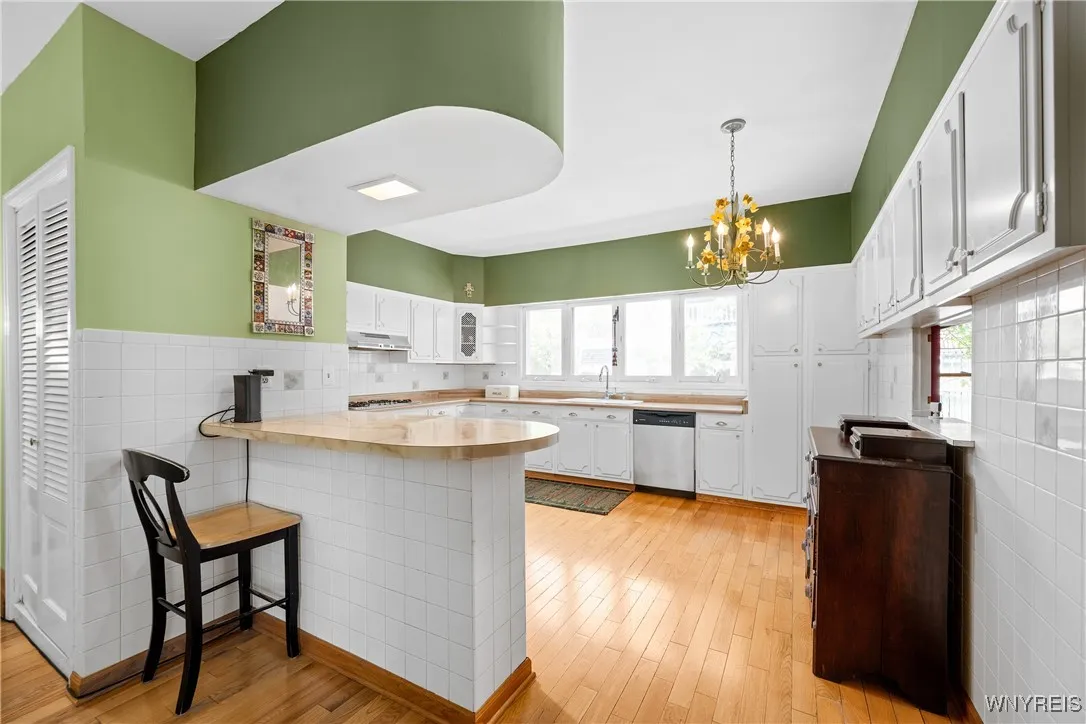 578 Richmond Avenue, Buffalo, New York 14222, Buffalo, New York 14222, 8 Bedrooms Bedrooms, ,5 BathroomsBathrooms,Residential,For Sale,578 Richmond Avenue, Buffalo, New York 14222,B1622301