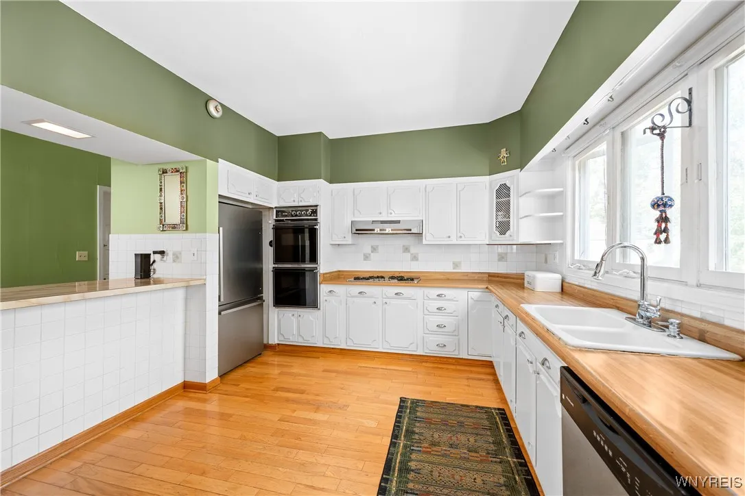 578 Richmond Avenue, Buffalo, New York 14222, Buffalo, New York 14222, 8 Bedrooms Bedrooms, ,5 BathroomsBathrooms,Residential,For Sale,578 Richmond Avenue, Buffalo, New York 14222,B1622301