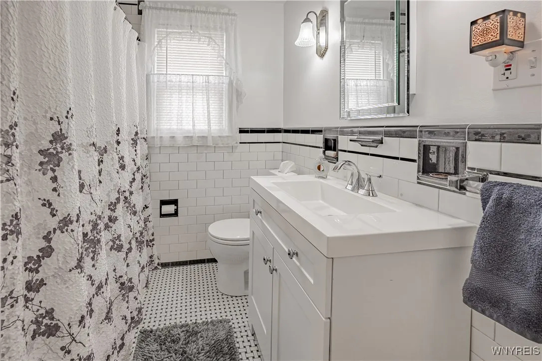 806 Cleveland Drive, Cheektowaga, New York 14225, Cheektowaga, New York 14225, 8 Bedrooms Bedrooms, ,4 BathroomsBathrooms,Residential,For Sale,806 Cleveland Drive, Cheektowaga, New York 14225,B1622355