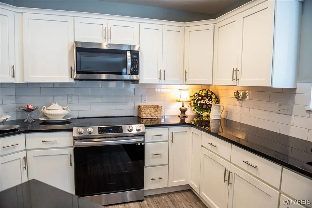 LOADS OF WHITE SHAKER STYLE CABINETRY-ALL APPLIANCES STAY