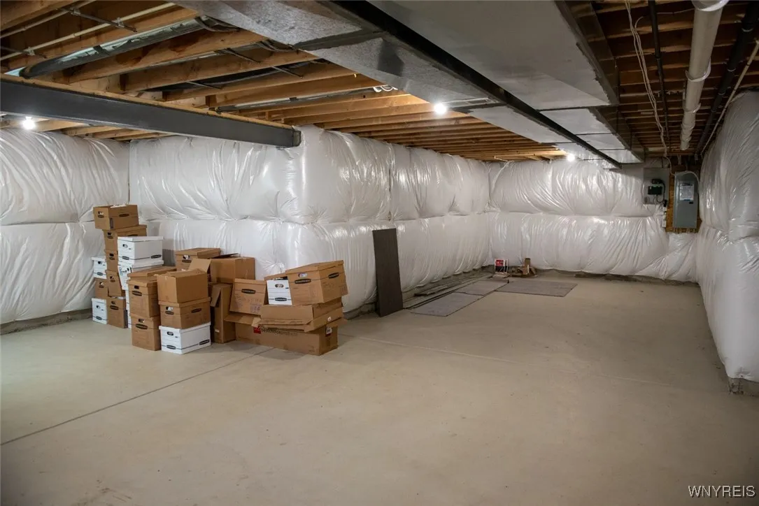 LARGE INSULATED FULL HEIGHT BASEMENT
