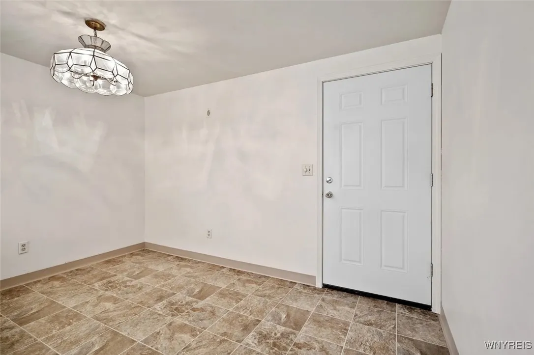335 Sundridge, Amherst, New York 14428, Amherst, New York 14428, 3 Bedrooms Bedrooms, 4 Rooms Rooms,1 BathroomBathrooms,Residential Lease,For Rent,335 Sundridge, Amherst, New York 14428,B1621994