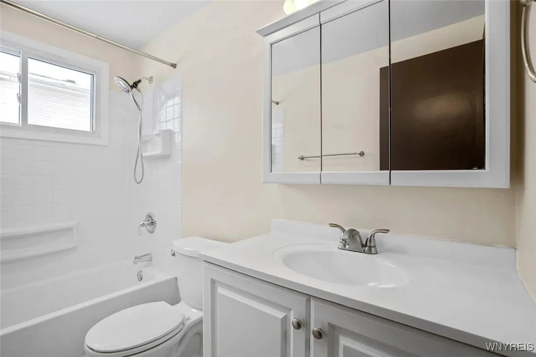 335 Sundridge, Amherst, New York 14428, Amherst, New York 14428, 3 Bedrooms Bedrooms, 4 Rooms Rooms,1 BathroomBathrooms,Residential Lease,For Rent,335 Sundridge, Amherst, New York 14428,B1621994