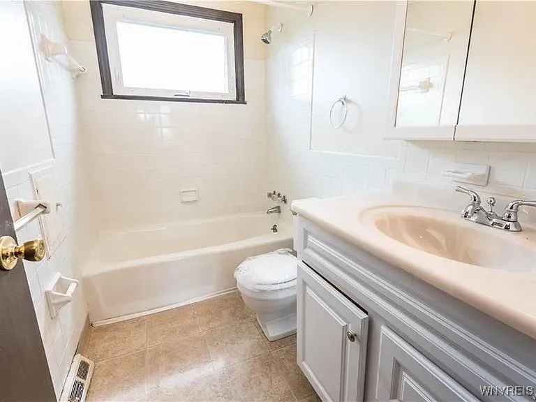 335 Sundridge, Amherst, New York 14228, Amherst, New York 14228, 3 Bedrooms Bedrooms, 4 Rooms Rooms,1 BathroomBathrooms,Residential Lease,For Rent,335 Sundridge, Amherst, New York 14228,B1621986
