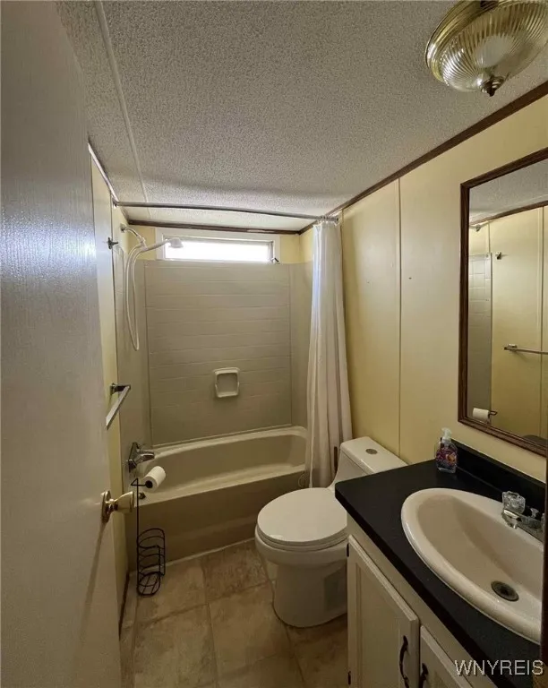 643 Birchwood Drive, Lockport Town, New York 14094, Lockport Town, New York 14094, 3 Bedrooms Bedrooms, 6 Rooms Rooms,2 BathroomsBathrooms,Residential,For Sale,643 Birchwood Drive, Lockport Town, New York 14094,B1622369