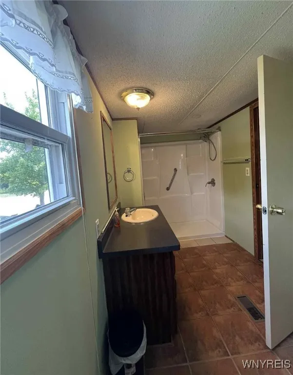 643 Birchwood Drive, Lockport Town, New York 14094, Lockport Town, New York 14094, 3 Bedrooms Bedrooms, 6 Rooms Rooms,2 BathroomsBathrooms,Residential,For Sale,643 Birchwood Drive, Lockport Town, New York 14094,B1622369