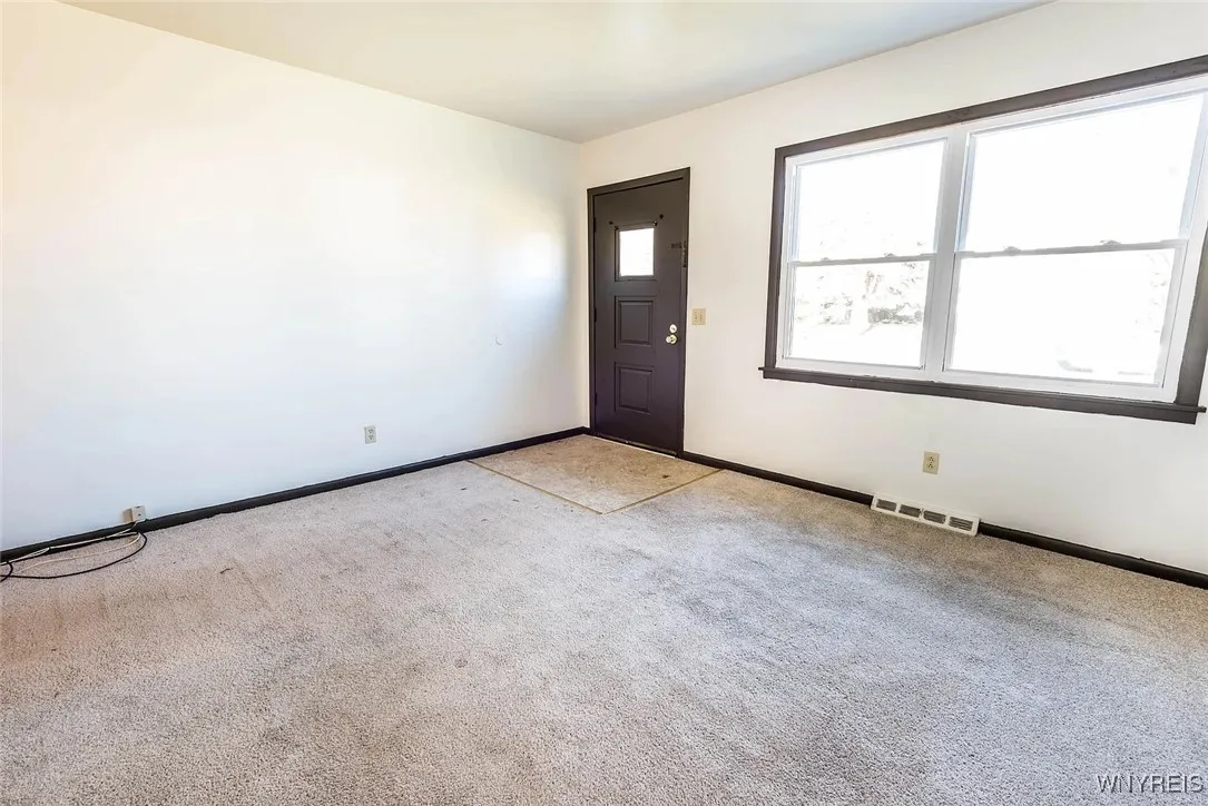 111 Sunshine Drive, Amherst, New York 14222, Amherst, New York 14222, 3 Bedrooms Bedrooms, 5 Rooms Rooms,1 BathroomBathrooms,Residential Lease,For Rent,111 Sunshine Drive, Amherst, New York 14222,B1621952