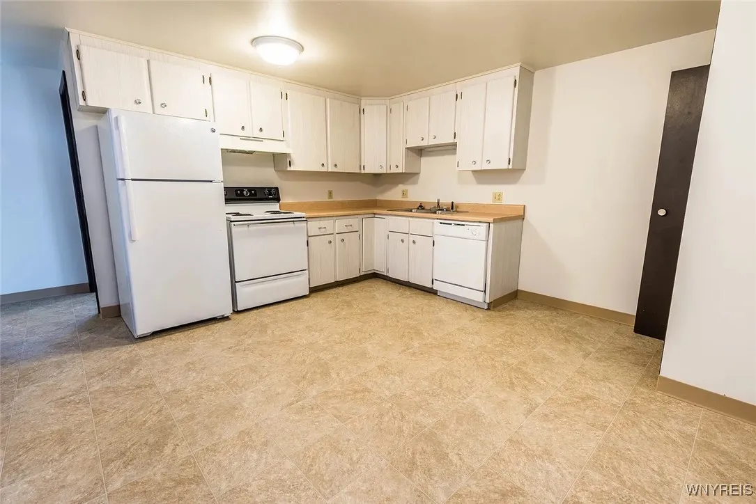 111 Sunshine Drive, Amherst, New York 14222, Amherst, New York 14222, 3 Bedrooms Bedrooms, 5 Rooms Rooms,1 BathroomBathrooms,Residential Lease,For Rent,111 Sunshine Drive, Amherst, New York 14222,B1621952