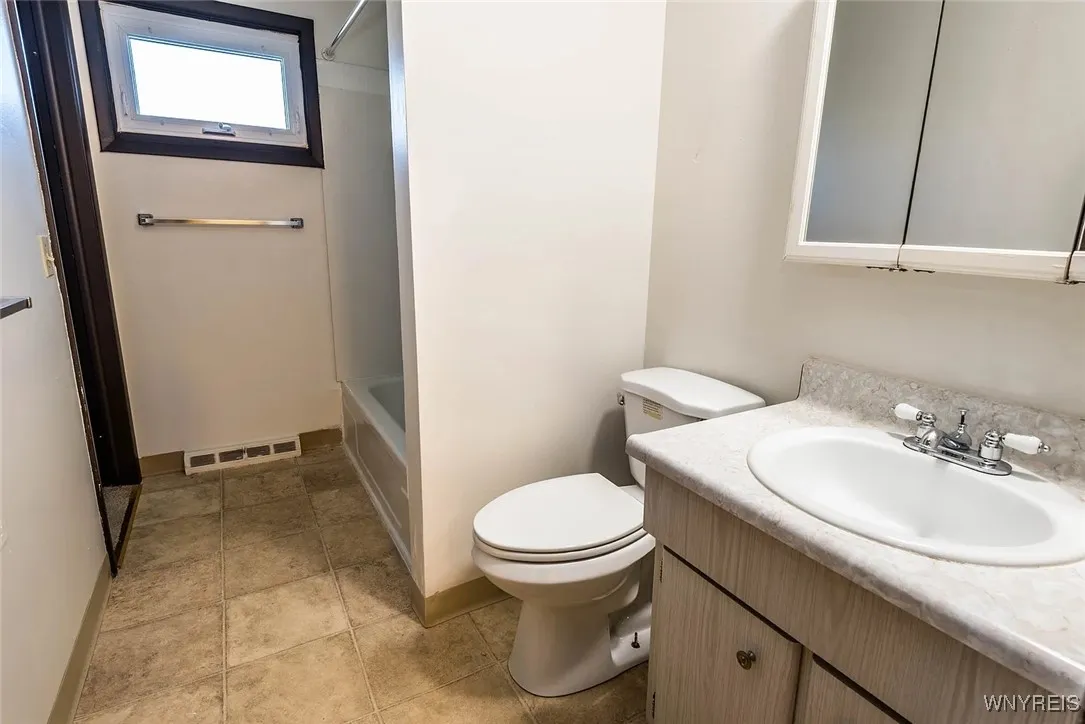 111 Sunshine Drive, Amherst, New York 14222, Amherst, New York 14222, 3 Bedrooms Bedrooms, 5 Rooms Rooms,1 BathroomBathrooms,Residential Lease,For Rent,111 Sunshine Drive, Amherst, New York 14222,B1621952