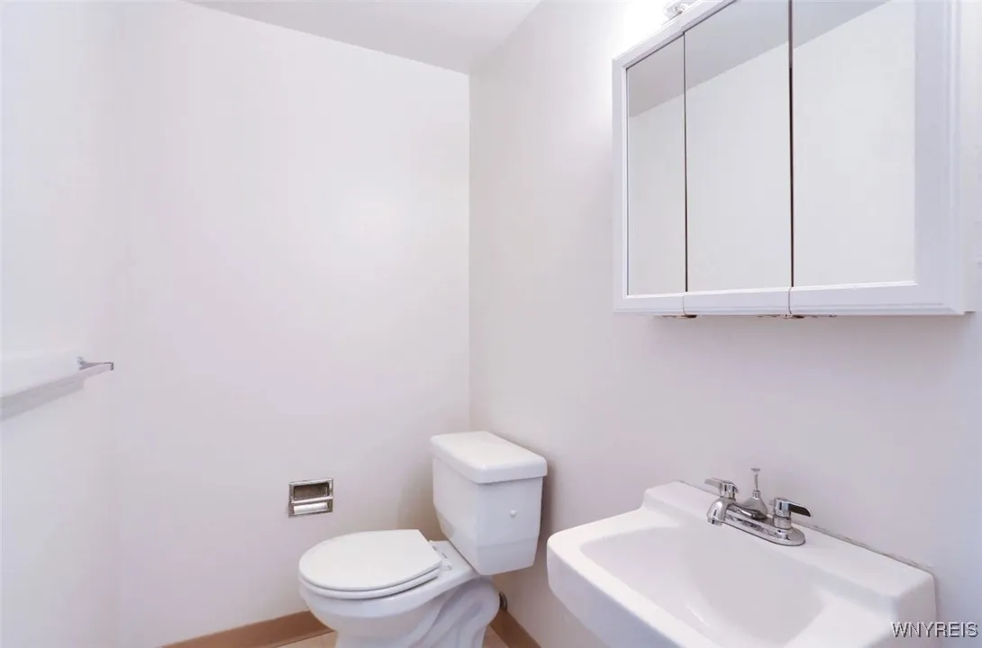 258-left Sundridge, Amherst, New York 14228, Amherst, New York 14228, 3 Bedrooms Bedrooms, 4 Rooms Rooms,1 BathroomBathrooms,Residential Lease,For Rent,258-left Sundridge, Amherst, New York 14228,B1622462