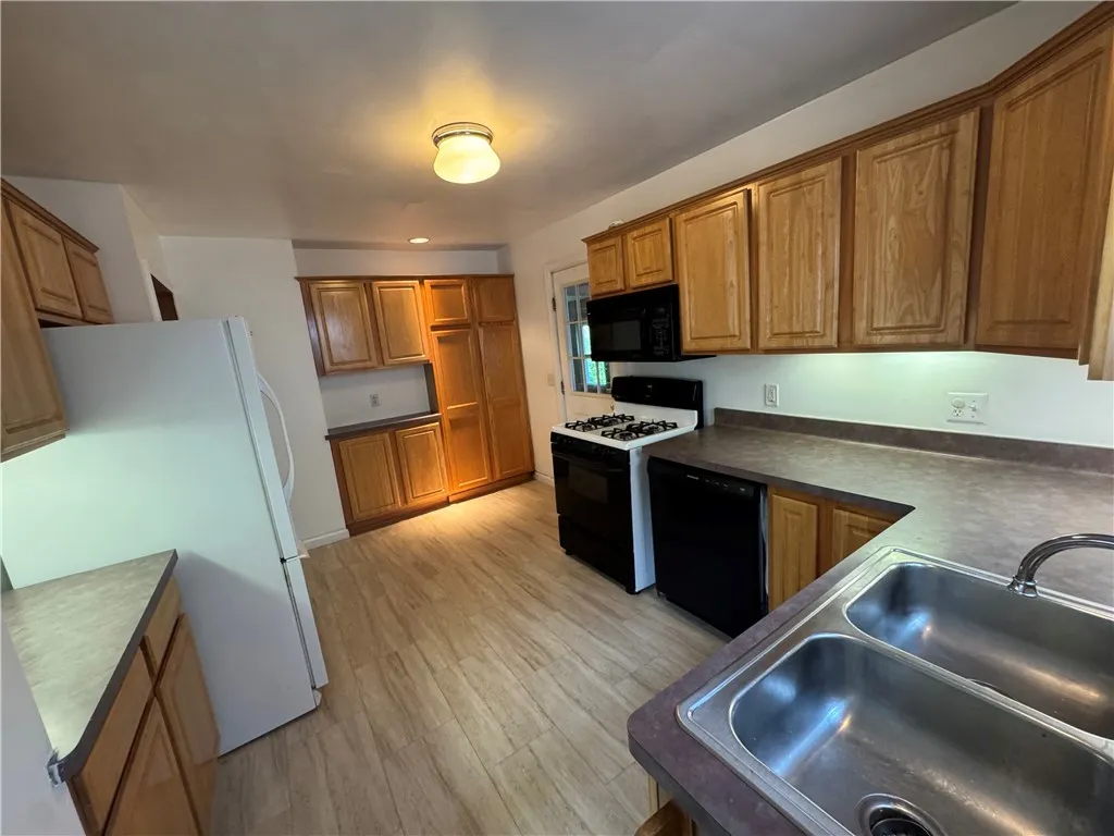 220 West Avenue, Canandaigua City, New York 14424, Canandaigua City, New York 14424, 4 Bedrooms Bedrooms, 9 Rooms Rooms,1 BathroomBathrooms,Residential,Closed,220 West Avenue, Canandaigua City, New York 14424,0,R1620811