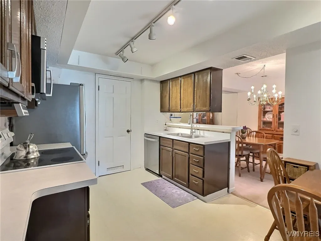 27 Hickory Hill Rd B, Amherst, New York 14221, Amherst, New York 14221, 2 Bedrooms Bedrooms, 5 Rooms Rooms,2 BathroomsBathrooms,Residential,For Sale,27 Hickory Hill Rd B, Amherst, New York 14221,B1622456