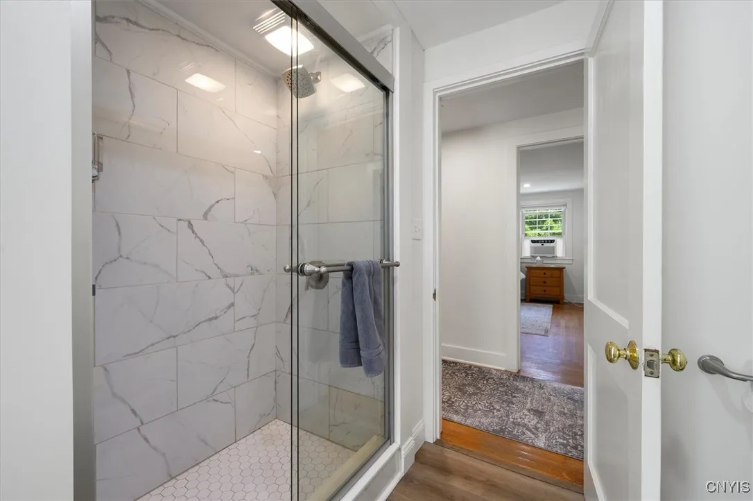 large walk in shower
~