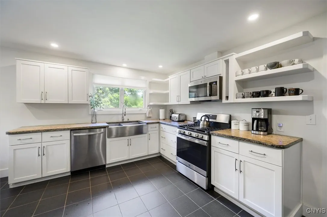 Stainless farmhouse sink and nice appliances but