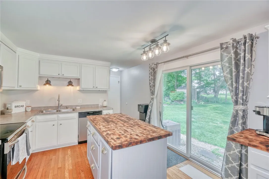 16 Harper Dr, Pittsford, New York 14534, Pittsford, New York 14534, 5 Bedrooms Bedrooms, 9 Rooms Rooms,2 BathroomsBathrooms,Residential,For Sale,16 Harper Dr, Pittsford, New York 14534,R1622290