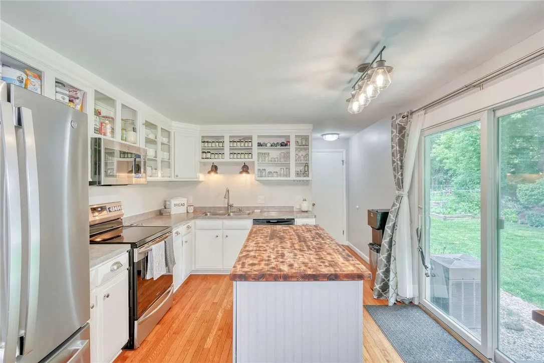 16 Harper Dr, Pittsford, New York 14534, Pittsford, New York 14534, 5 Bedrooms Bedrooms, 9 Rooms Rooms,2 BathroomsBathrooms,Residential,For Sale,16 Harper Dr, Pittsford, New York 14534,R1622290