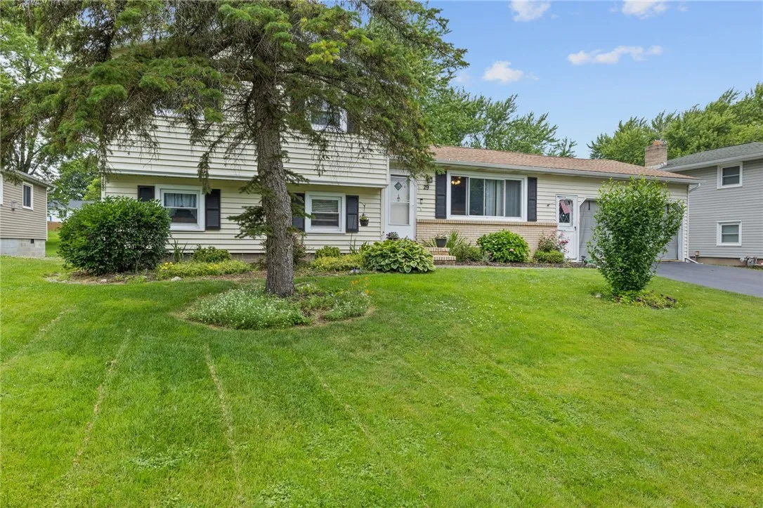 29 Davy Drive, Gates, New York 14624, Gates, New York 14624, 4 Bedrooms Bedrooms, 7 Rooms Rooms,2 BathroomsBathrooms,Residential,For Sale,29 Davy Drive, Gates, New York 14624,R1621589
