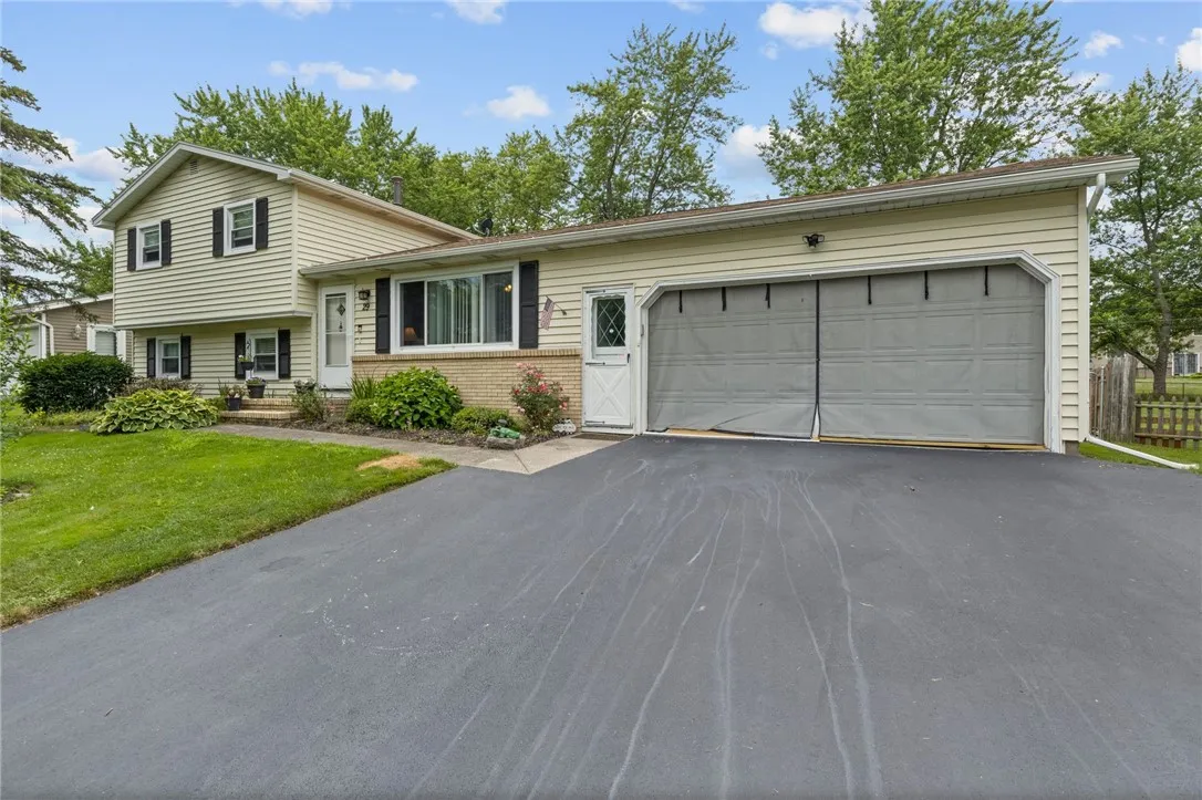 29 Davy Drive, Gates, New York 14624, Gates, New York 14624, 4 Bedrooms Bedrooms, 7 Rooms Rooms,2 BathroomsBathrooms,Residential,For Sale,29 Davy Drive, Gates, New York 14624,R1621589