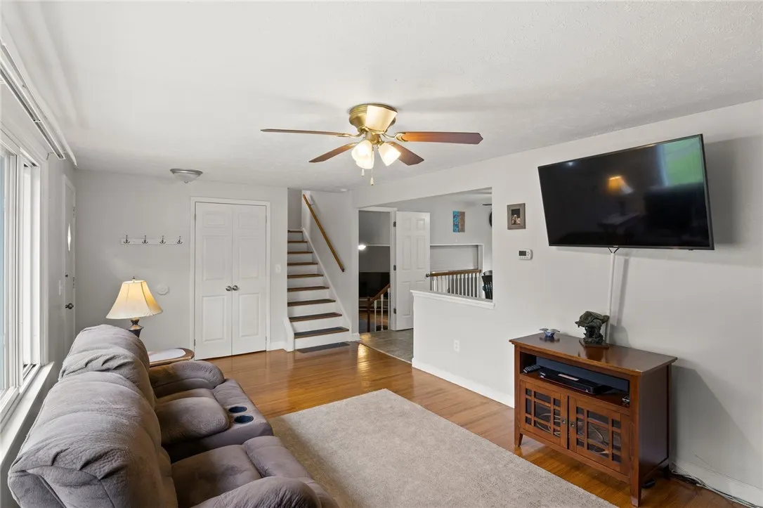 29 Davy Drive, Gates, New York 14624, Gates, New York 14624, 4 Bedrooms Bedrooms, 7 Rooms Rooms,2 BathroomsBathrooms,Residential,For Sale,29 Davy Drive, Gates, New York 14624,R1621589