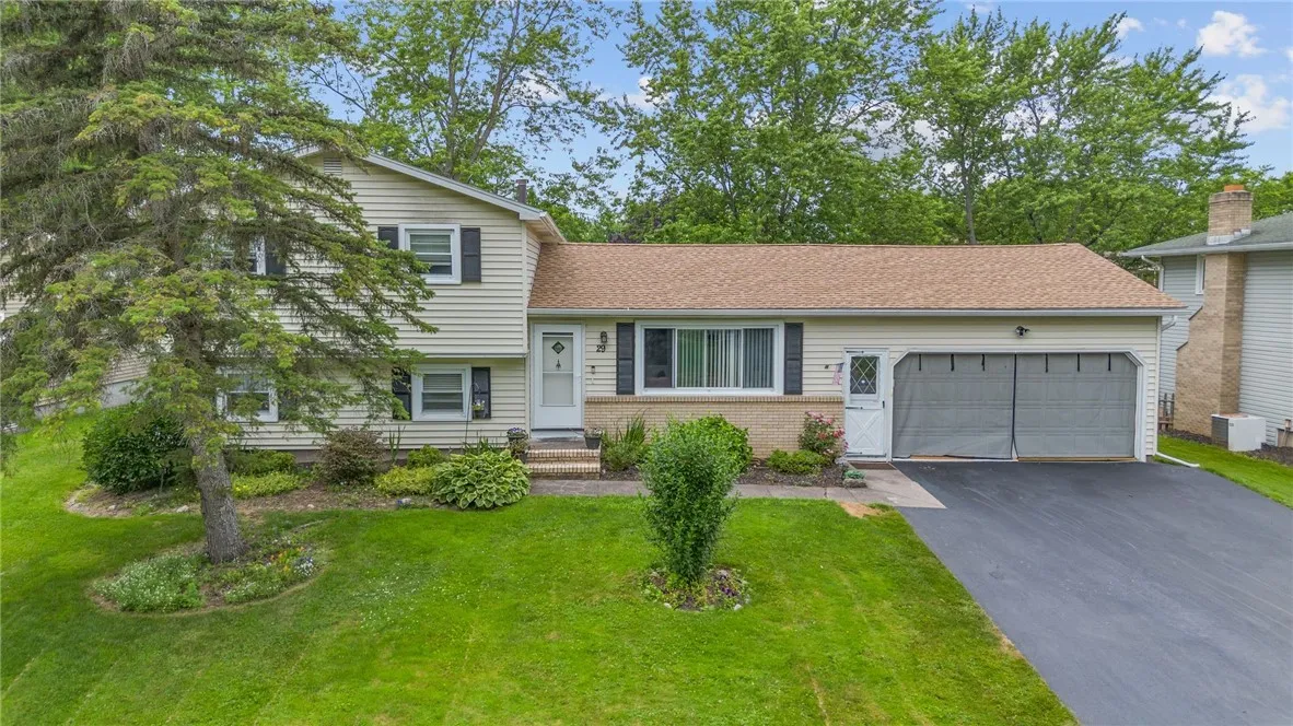 29 Davy Drive, Gates, New York 14624, Gates, New York 14624, 4 Bedrooms Bedrooms, 7 Rooms Rooms,2 BathroomsBathrooms,Residential,For Sale,29 Davy Drive, Gates, New York 14624,R1621589