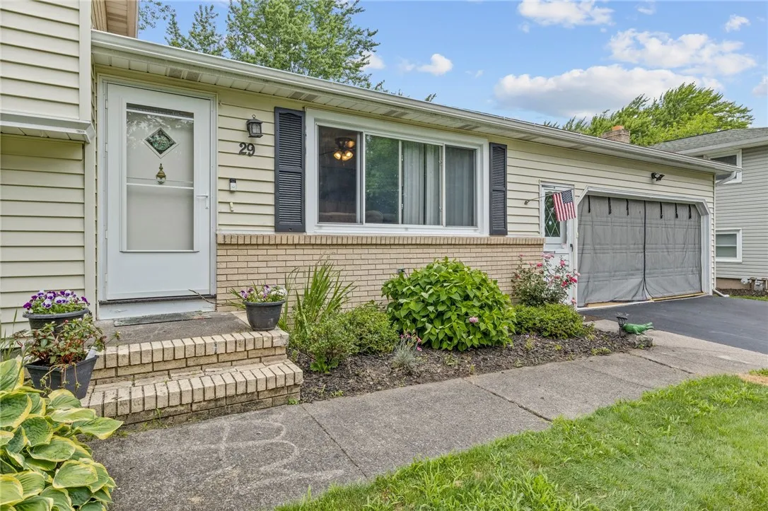29 Davy Drive, Gates, New York 14624, Gates, New York 14624, 4 Bedrooms Bedrooms, 7 Rooms Rooms,2 BathroomsBathrooms,Residential,For Sale,29 Davy Drive, Gates, New York 14624,R1621589
