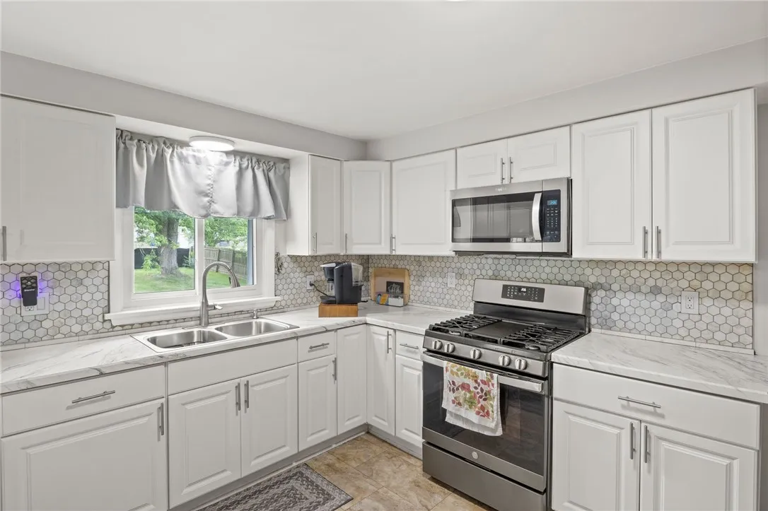 29 Davy Drive, Gates, New York 14624, Gates, New York 14624, 4 Bedrooms Bedrooms, 7 Rooms Rooms,2 BathroomsBathrooms,Residential,For Sale,29 Davy Drive, Gates, New York 14624,R1621589