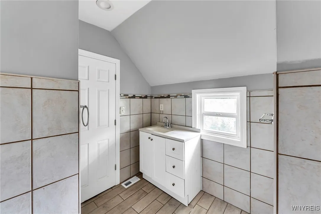 33 Lafayette Avenue, Buffalo, New York 14213, Buffalo, New York 14213, 4 Bedrooms Bedrooms, 6 Rooms Rooms,2 BathroomsBathrooms,Residential,For Sale,33 Lafayette Avenue, Buffalo, New York 14213,B1620718