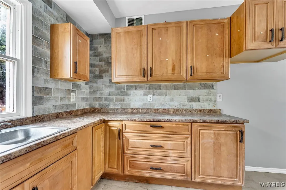 33 Lafayette Avenue, Buffalo, New York 14213, Buffalo, New York 14213, 4 Bedrooms Bedrooms, 6 Rooms Rooms,2 BathroomsBathrooms,Residential,For Sale,33 Lafayette Avenue, Buffalo, New York 14213,B1620718