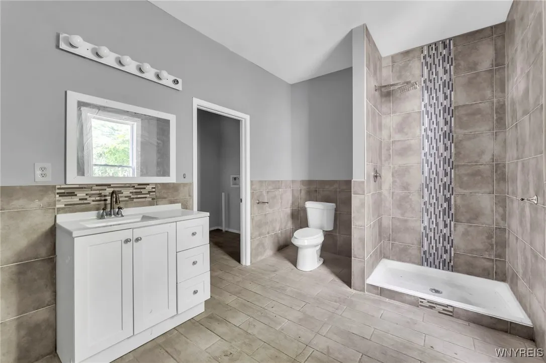 33 Lafayette Avenue, Buffalo, New York 14213, Buffalo, New York 14213, 4 Bedrooms Bedrooms, 6 Rooms Rooms,2 BathroomsBathrooms,Residential,For Sale,33 Lafayette Avenue, Buffalo, New York 14213,B1620718
