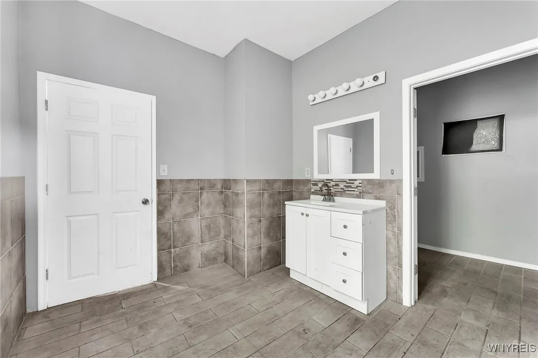 33 Lafayette Avenue, Buffalo, New York 14213, Buffalo, New York 14213, 4 Bedrooms Bedrooms, 6 Rooms Rooms,2 BathroomsBathrooms,Residential,For Sale,33 Lafayette Avenue, Buffalo, New York 14213,B1620718