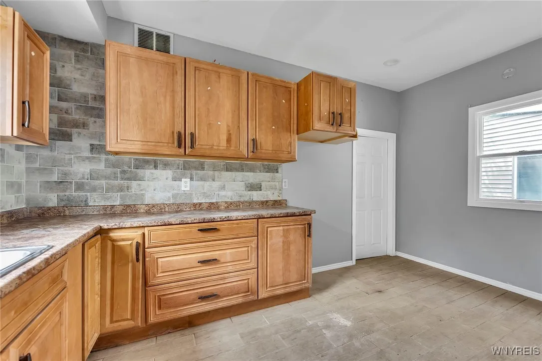33 Lafayette Avenue, Buffalo, New York 14213, Buffalo, New York 14213, 4 Bedrooms Bedrooms, 6 Rooms Rooms,2 BathroomsBathrooms,Residential,For Sale,33 Lafayette Avenue, Buffalo, New York 14213,B1620718