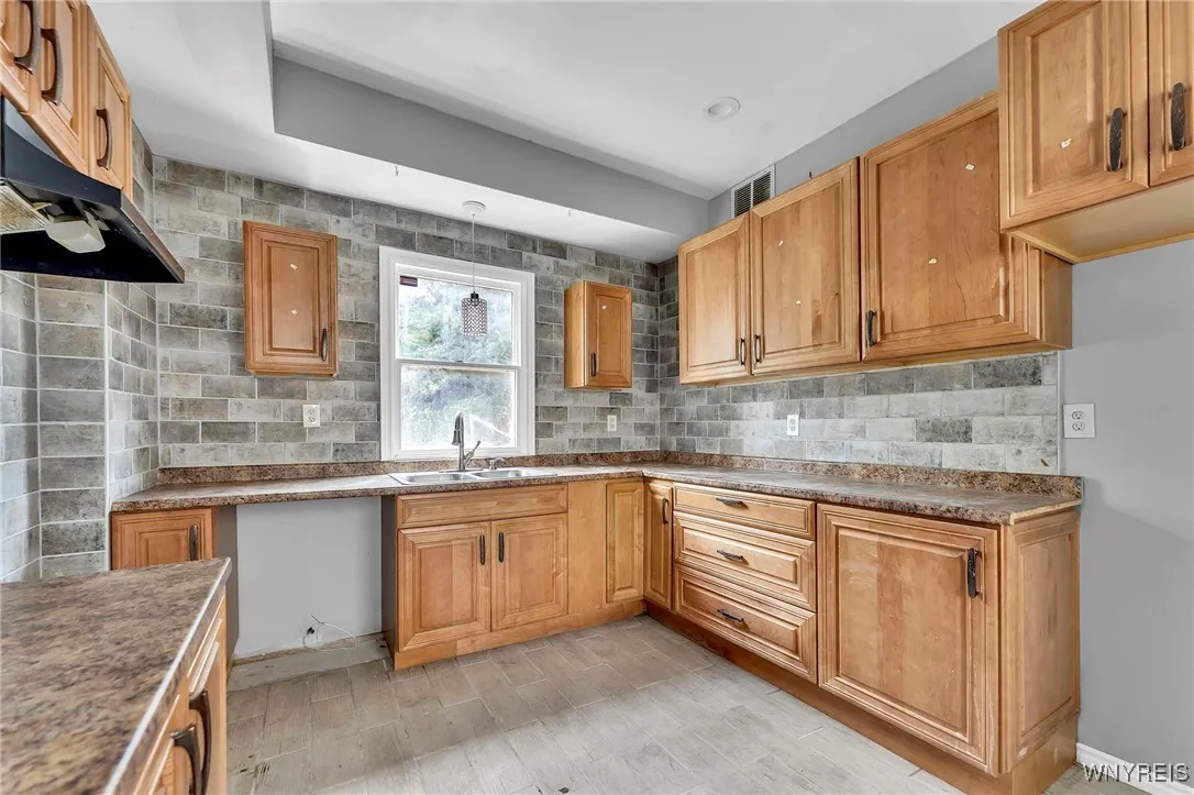 33 Lafayette Avenue, Buffalo, New York 14213, Buffalo, New York 14213, 4 Bedrooms Bedrooms, 6 Rooms Rooms,2 BathroomsBathrooms,Residential,For Sale,33 Lafayette Avenue, Buffalo, New York 14213,B1620718